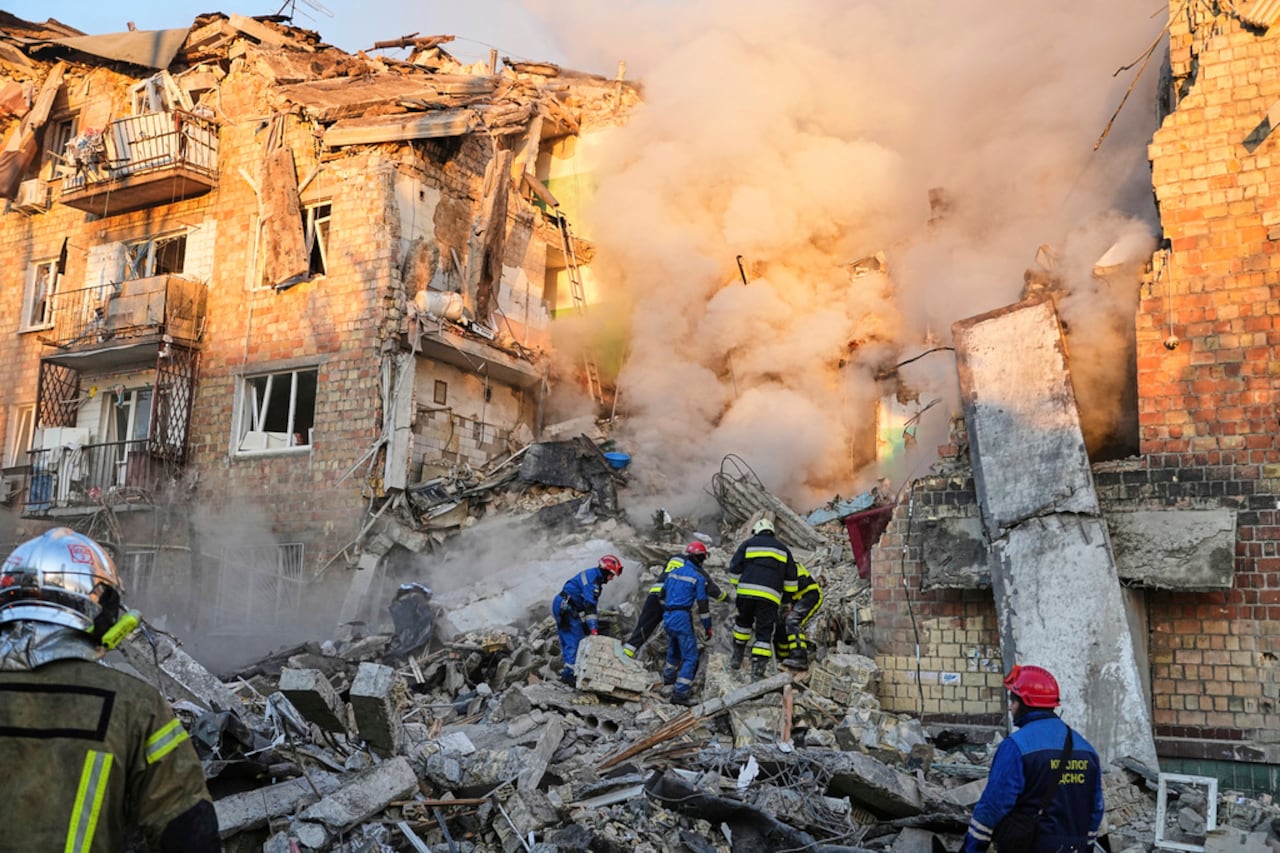 Bomberos trabajan en el lugar de un edificio en llamas tras un ataque ruso en Kiev, Ucrania, la madrugada del jueves 28 de agosto de 2025. (Foto AP/Efrem Lukatsky)