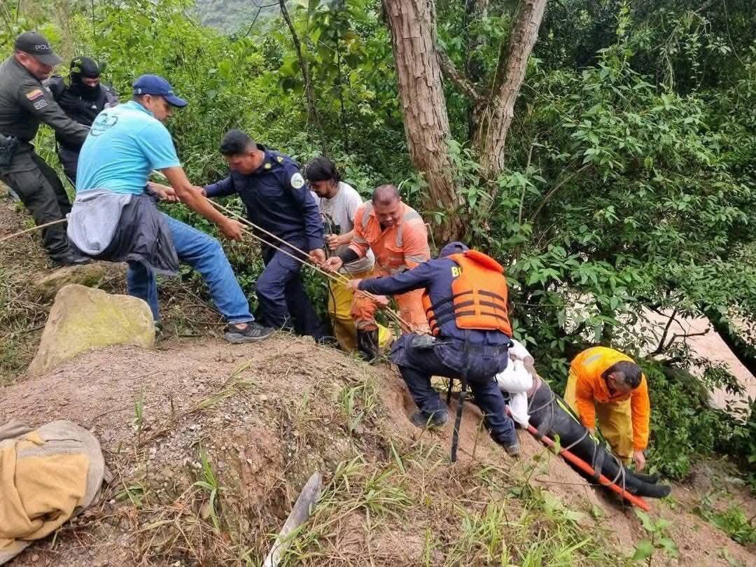 Momento en el que los organismos de emergencia rescatan a las personas.