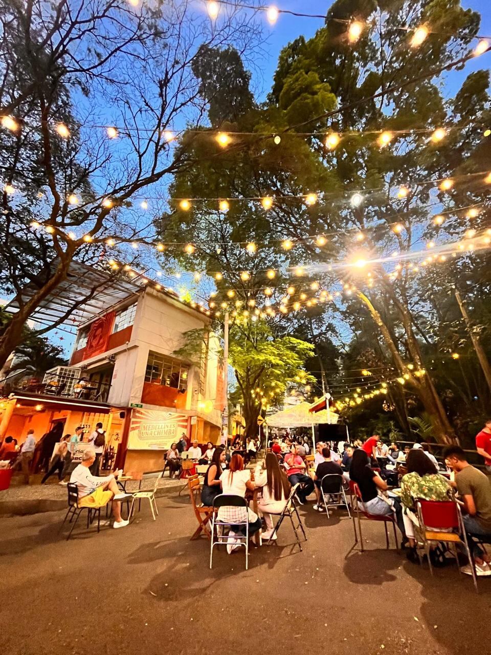El Social es un restaurante con mesas al aire libre en el corazón de Provenza.