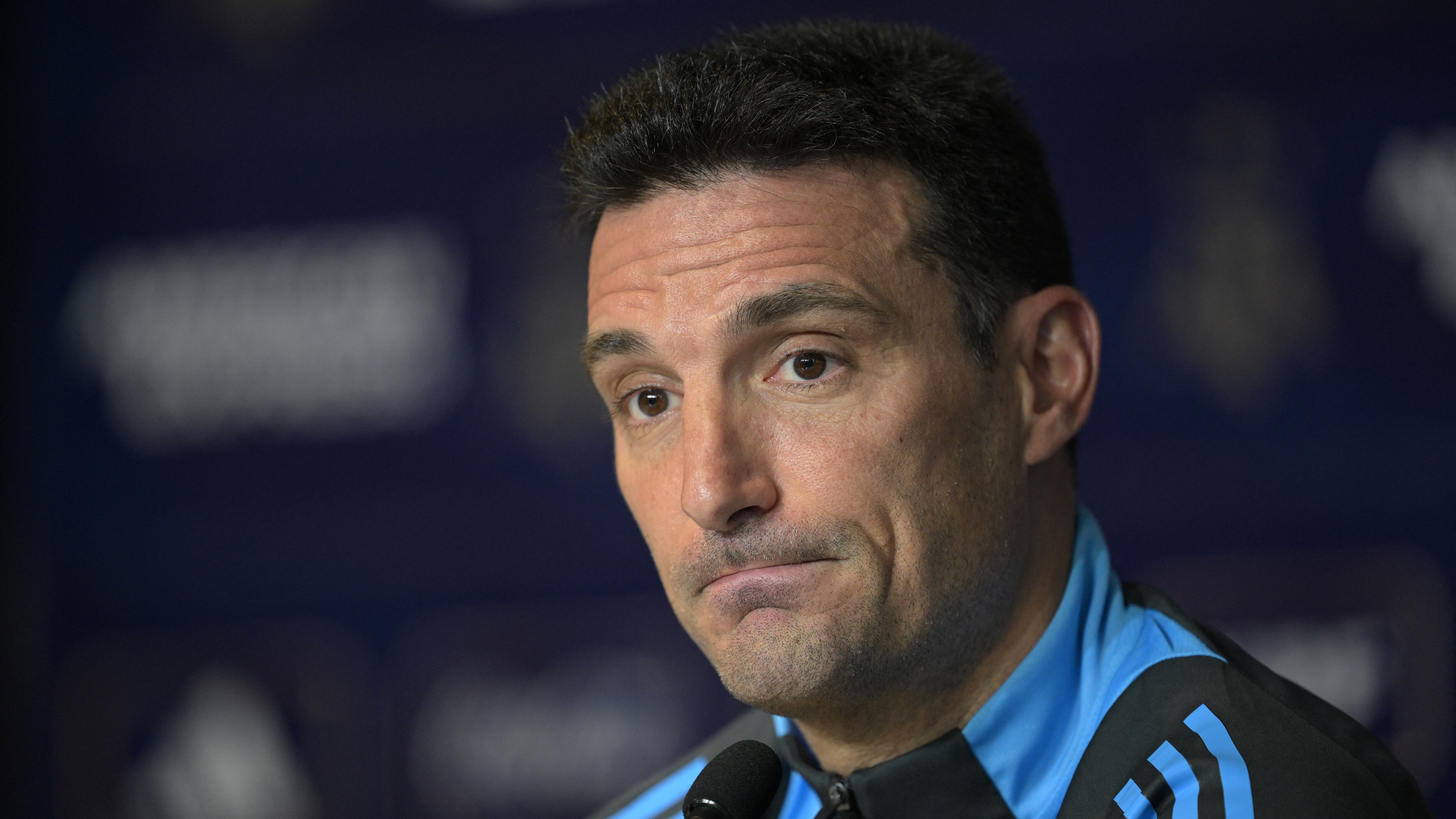 Scaloni en rueda de prensa.