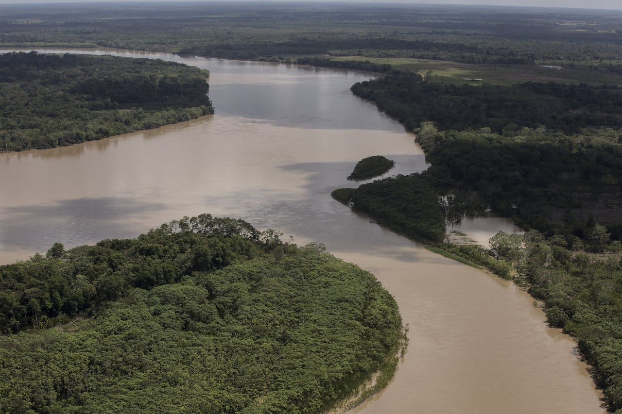 Parque Nacional Natural Serranía de Chiribiquete. Entre los departamentos de Caquetá y Guaviare se encuentra la reserva de biodiversidad más grande del país y del continente. La zona de Chiribiquete tiene más de 4 millones de hectáreas y más de 1.600 especies registradas. Sin embargo, se encuentra en una de las áreas con mayor deforestación de Colombia, por eso las autoridades ambientales hacen un llamado para preservar el territorio y su riqueza natural.
Foto: Nicolo Filippo Rosso/Bloomberg via Getty Images