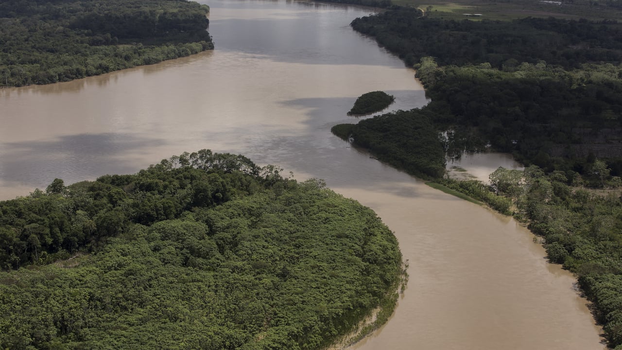 Parque Nacional Natural Serranía de Chiribiquete. Entre los departamentos de Caquetá y Guaviare se encuentra la reserva de biodiversidad más grande del país y del continente. La zona de Chiribiquete tiene más de 4 millones de hectáreas y más de 1.600 especies registradas. Sin embargo, se encuentra en una de las áreas con mayor deforestación de Colombia, por eso las autoridades ambientales hacen un llamado para preservar el territorio y su riqueza natural.
Foto: Nicolo Filippo Rosso/Bloomberg via Getty Images