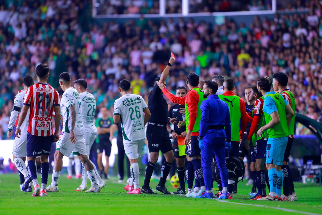 LEON, MEXICO - JANUARY 28: Oscar Mejia (C) central referee shows a red card during the 4th round match between Leon and Chivas as part of the Torneo Clausura 2025 Liga MX at Leon Stadium on January 28, 2025 in Leon, Mexico. (Photo by Cesar Gomez/Jam Media/Getty Images)