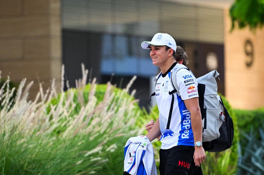 Isack Hadjar de Francia y Visa Cash App Racing Bulls llegan al Paddock antes del Gran Premio de F1 de Qatar en el Circuito Internacional de Lusail el 30 de noviembre de 2025 en la ciudad de Lusail, Qatar. (Foto de Rudy Carezzevoli/Getty Images) (Foto de Rudy Carezzevoli / GETTY IMAGES EUROPE / Getty Images vía AFP)