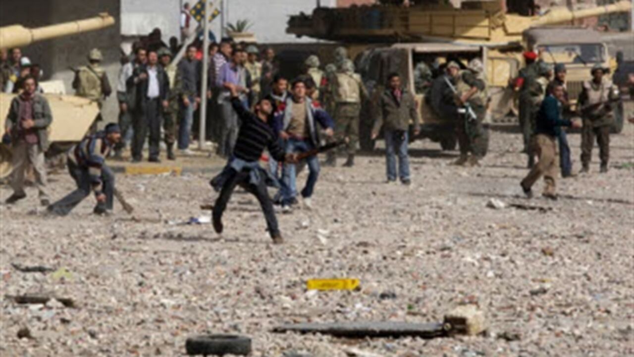 Un ambiente tenso, salpicado por llamamientos a la paz, reina hoy en la plaza, símbolo de la revuelta popular que sacude Egipto desde hace diez días.