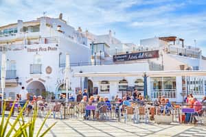 La plaza cerca del centro de Mojácar, donde mucha gente disfruta de la cafetería y del mirador panorámico.