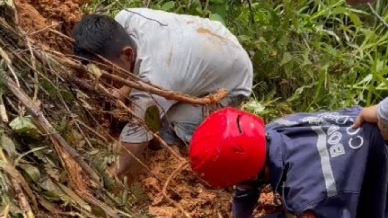 Rescatistas sacaron al hombre de la tierra, sin embargo, ya se encontraba sin signos vitales.