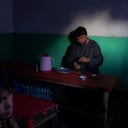 Un afgano almuerza en un restaurante de mercado en Kabul
