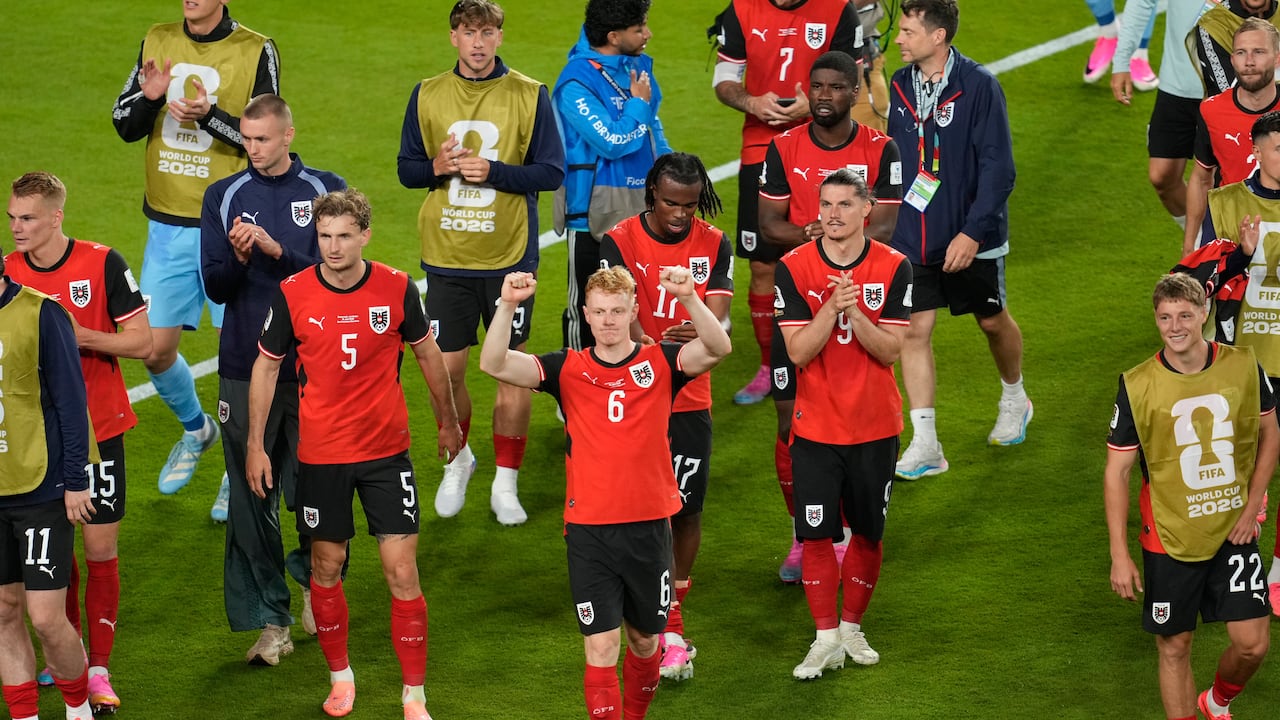 Austria celebra la victoria contra Jordania en la fecha 1 del grupo J.