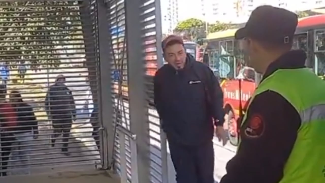 El vigilante ha sido fuertemente cuestionado por no evitar que las personas ingresaran sin pagar.