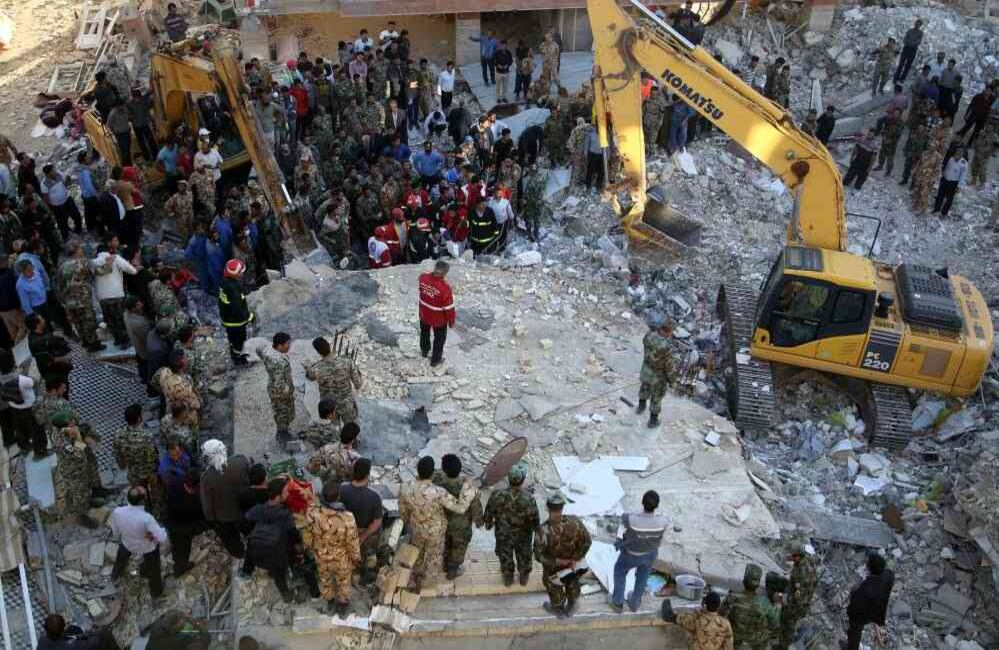 Un terremoto de 7.3 grados en la escala de Richter tuvo como epicentro la montañosa frontera entre Irán e Irak. Ha causado al menos 415 muertos y más de 7.000 heridos, la gran mayoría del lado iraní. El Ejército y los equipos de rescate continuan sus trabajos cerca de las construcciones parcialmente colapsadas en ambos paises. Foto: Fatemeh Bahrami - Agencia Anadolu