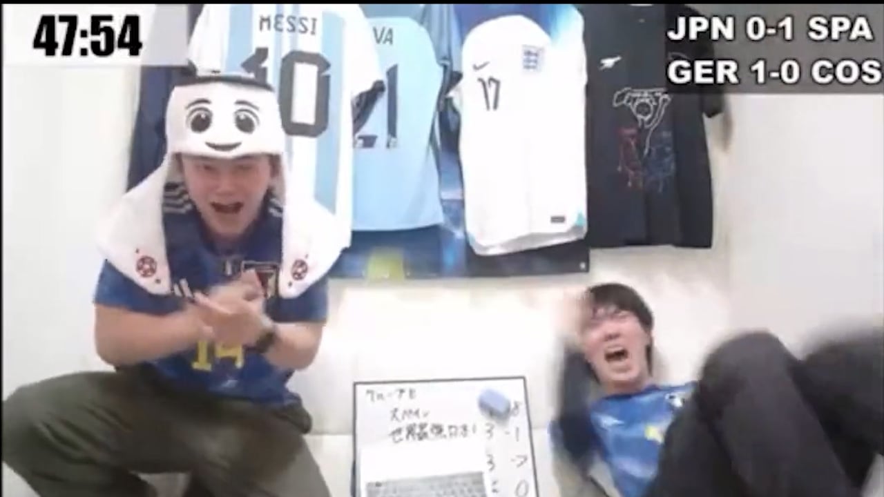 Los jóvenes saltaron de la felicidad tras la revisión del VAR, y la confirmación del gol.