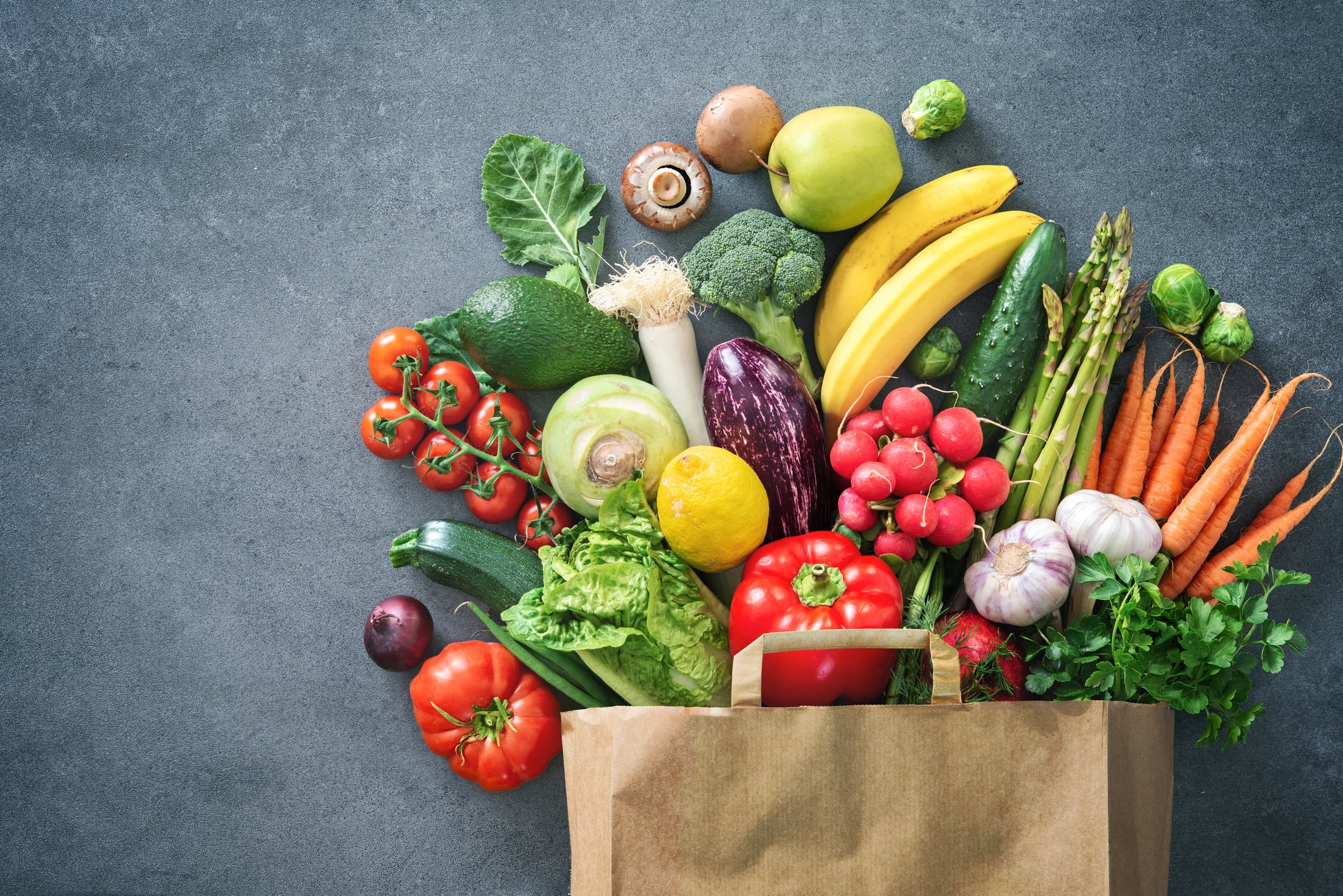 Hombre entregando caja de frutas y verduras