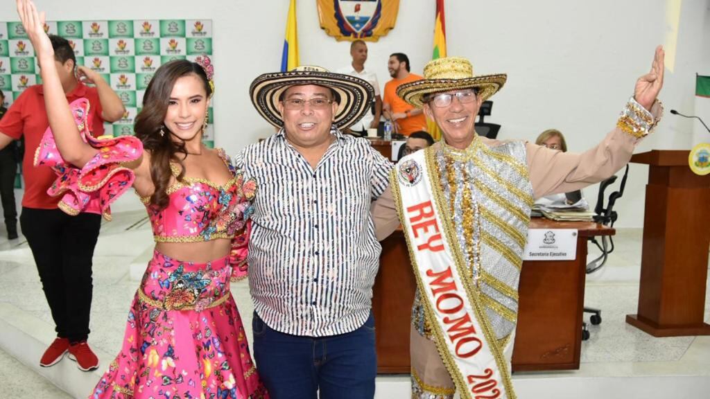 Reyes de El Carnaval de Barranquilla junto al presidente del Concejo distrital, Juan Ospino.