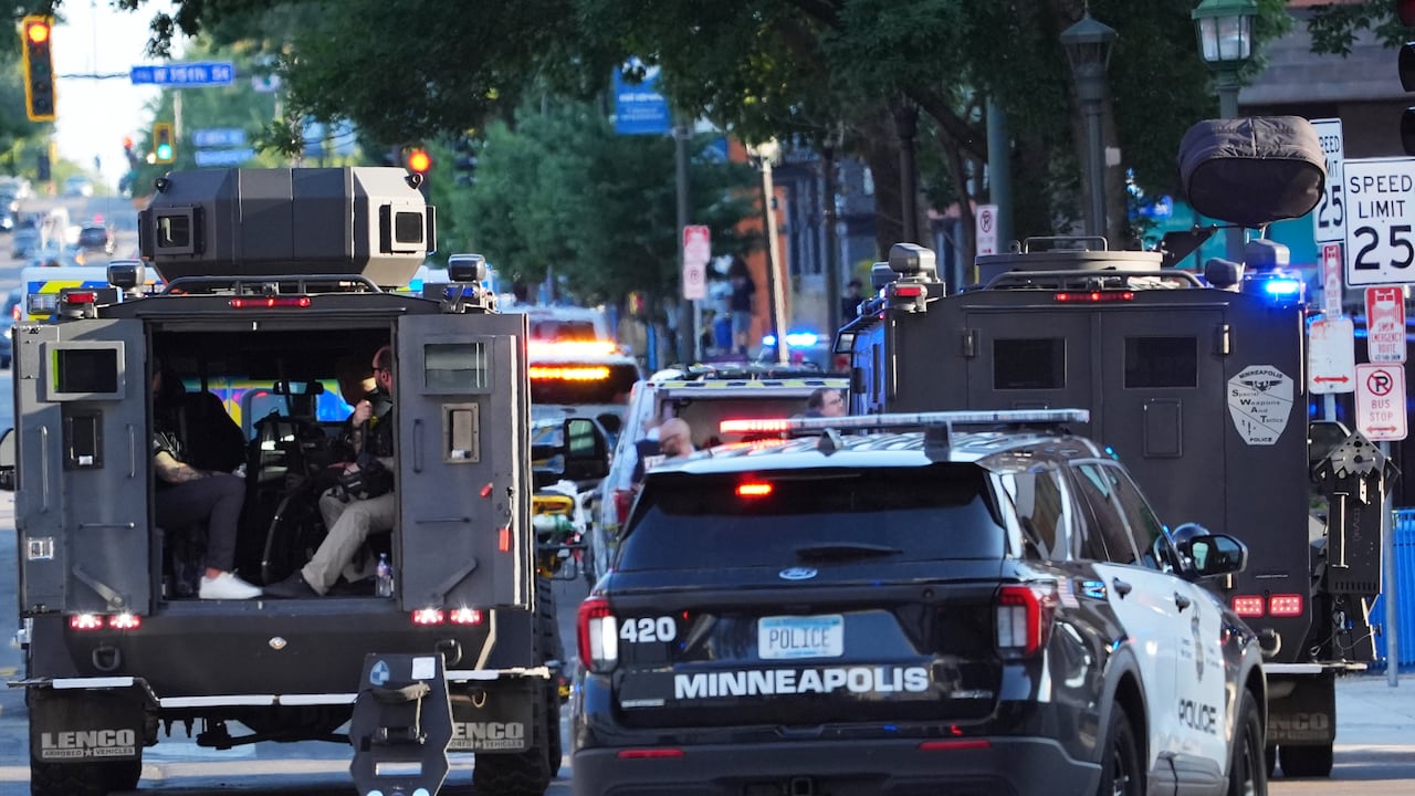 Agentes del orden público responden a un tiroteo ocurrido el miércoles 2 de septiembre de 2026 en el centro de Minneapolis.