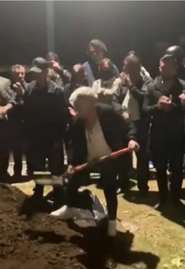 Madre Fernando Villavicencio enterrándolo.