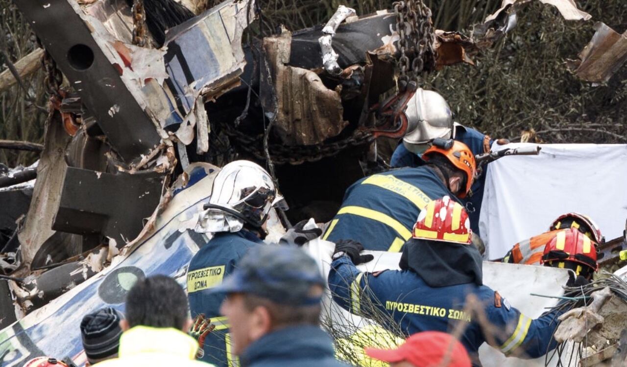 Equipos de rescate tratan de encontrar sobrevivientes en este trágico accidente