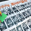 Fotos de desaparecidos y asesinados extrajudicialmente conocidos como "falsos positivos", son expuestas en la entrada del edificio de la Justicia Especial para la Paz (JEP) como símbolo de protesta, este miércoles en Bogotá (Colombia). Un grupo de víctimas pidió al ex comandante del ejército colombiano Mario Montoya, contar la verdad sobre los falsos positivos durante su audiencia ante la JEP.