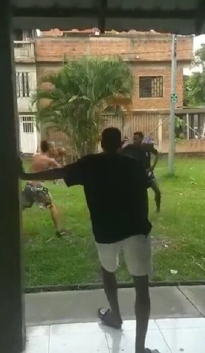Video muestra impresionante pelea a cuchillo entre jóvenes de la comuna 21 de Cali.