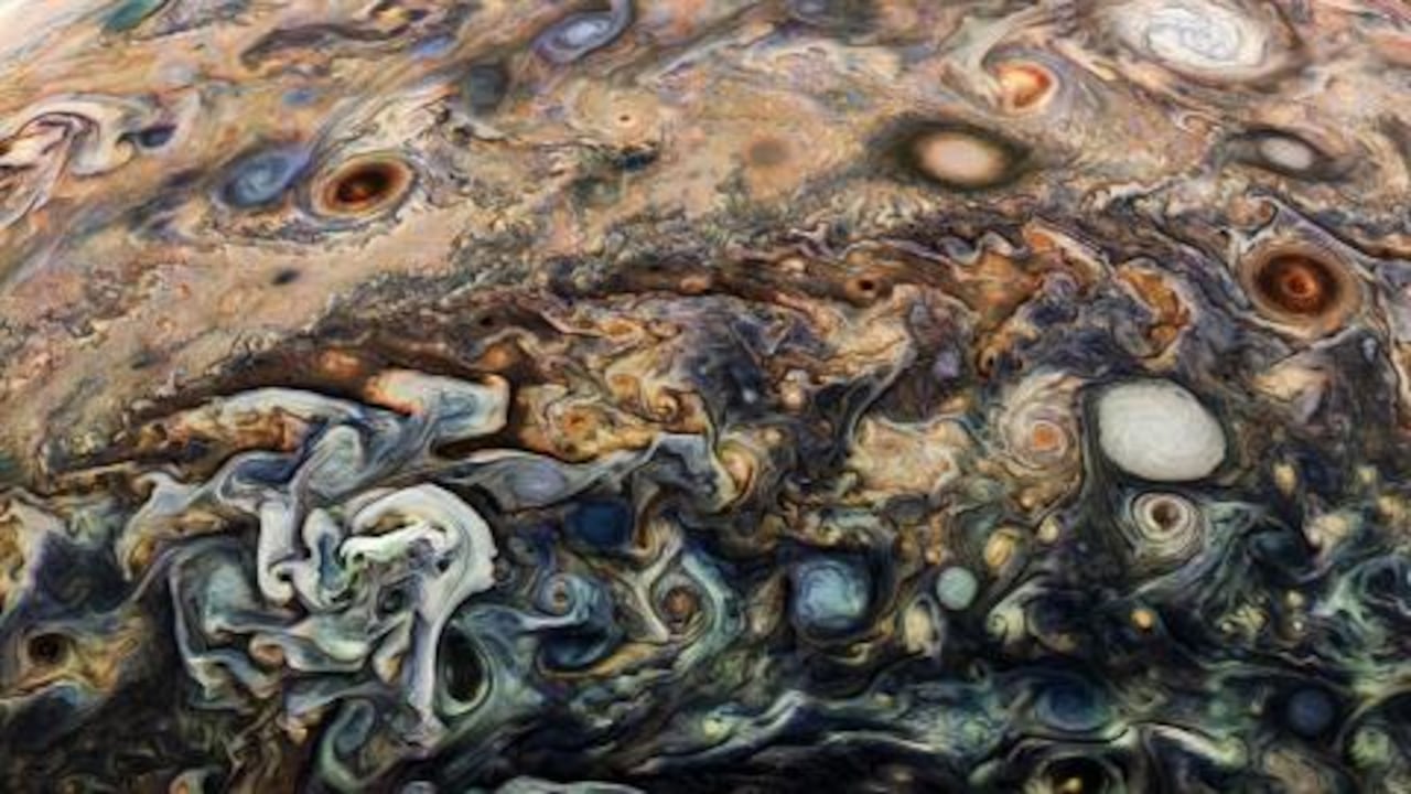 Gracias a la sonda Juno, la NASA ha capturado imágenes recientes de Júpiter que muestran el planeta con una suavidad visual que recuerda a las acuarelas más finas.