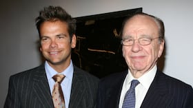 Robert Murdoch, que se siente el protector del conservadurismo en el mundo de habla inglesa, temía que sus otros hijos desbancaran a Lachlan, su elegido, de News Corps y Fox News para volverlos de izquierda.