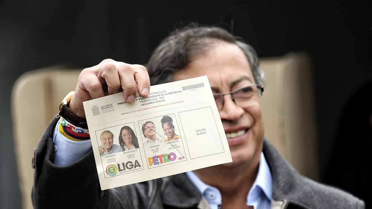 Gustavo Petro ejerció su derecho al voto en un colegio del sur de Bogotá