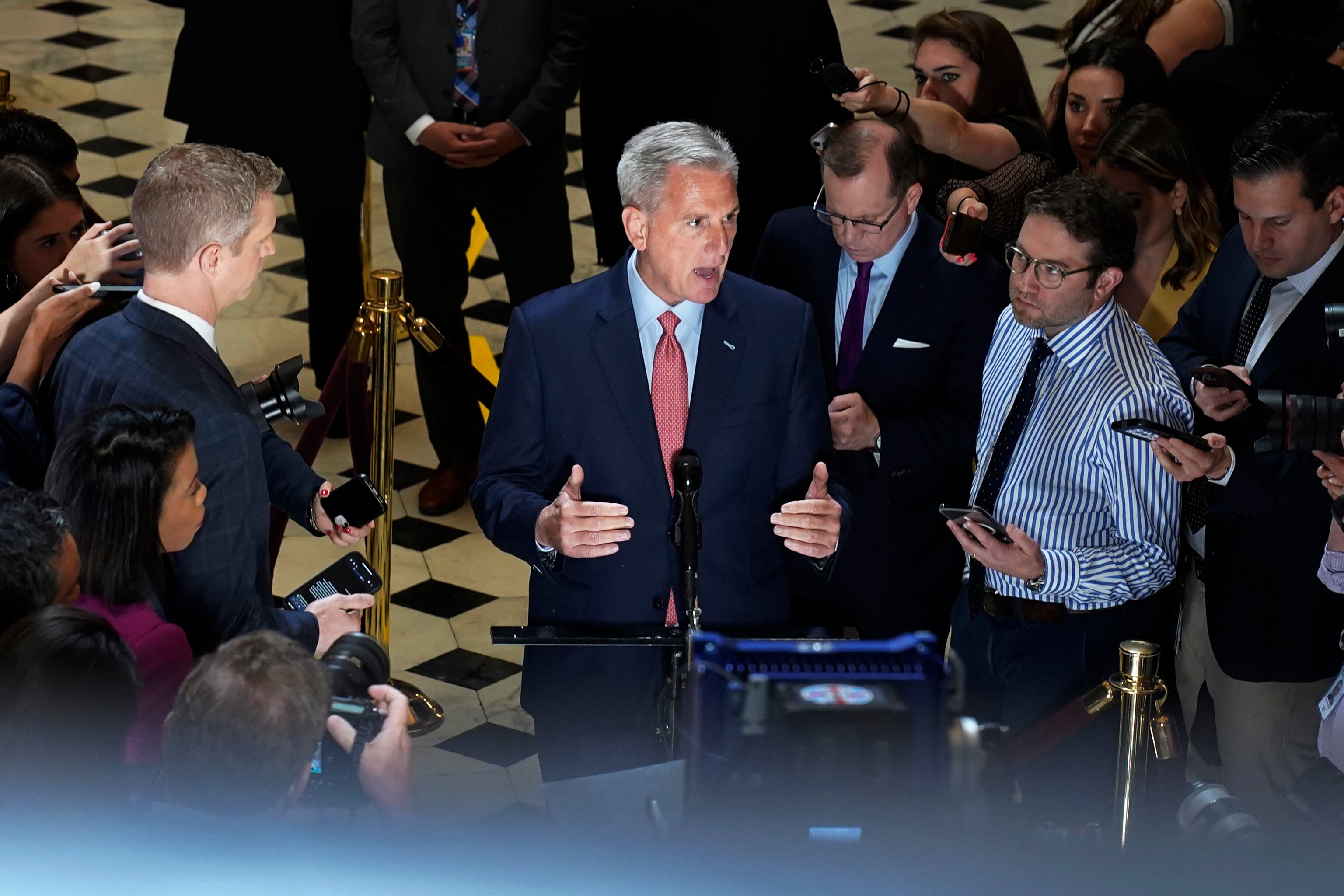 El presidente de la Cámara de Representantes, Kevin McCarthy, de California, en el centro, habla con los periodistas sobre el límite de la deuda, el miércoles 24 de mayo de 2023