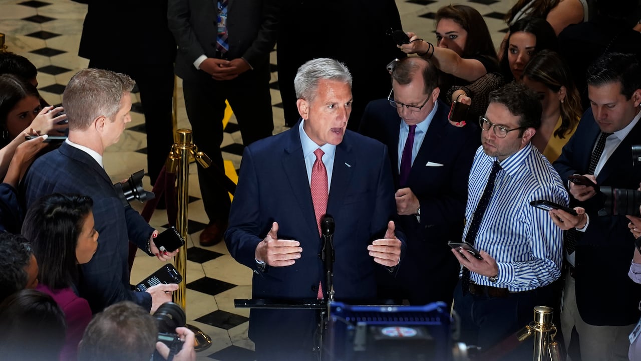 El presidente de la Cámara de Representantes, Kevin McCarthy, de California, en el centro, habla con los periodistas sobre el límite de la deuda, el miércoles 24 de mayo de 2023