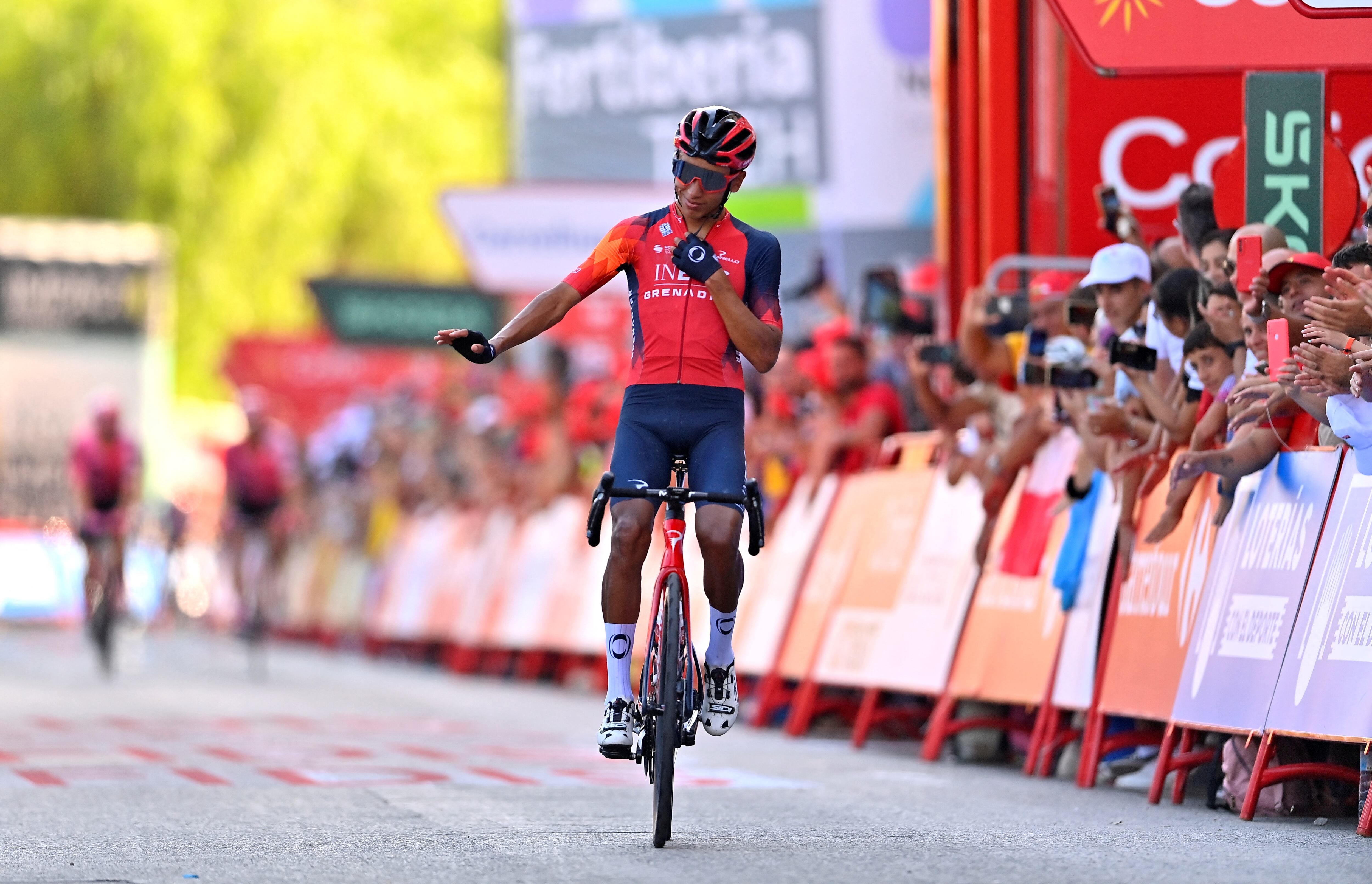 Egan Bernal, corredor colombiano al servicio del INEOS, corriendo la Vuelta a España 2023 (Photo by Pau BARRENA / AFP)