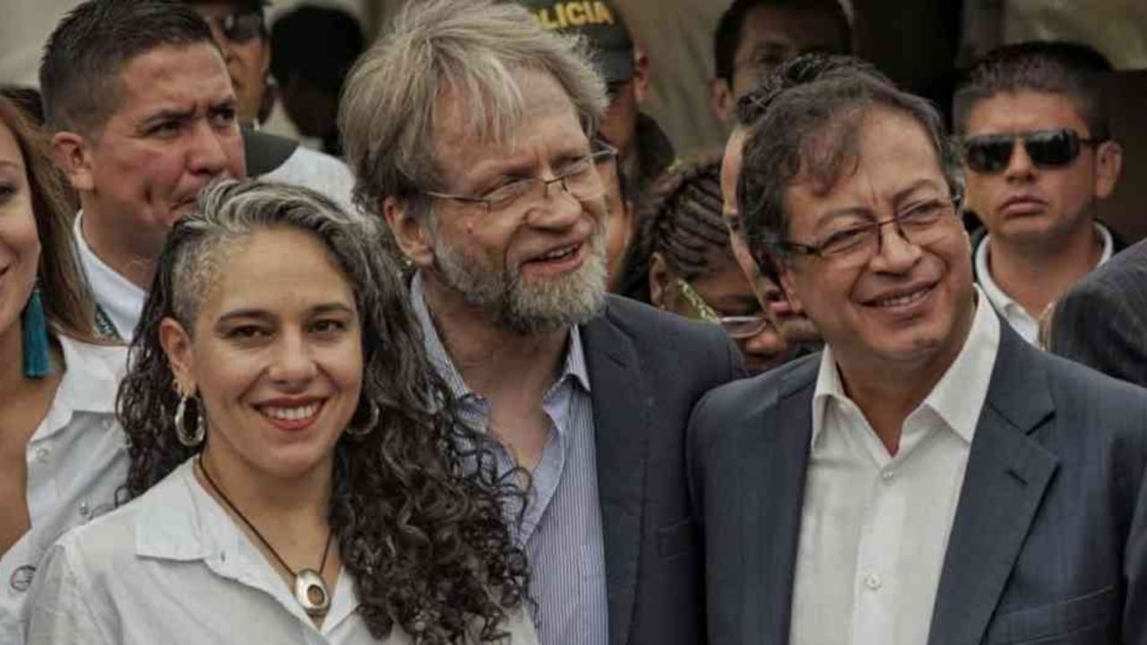 Mockus no tiene escoltas ni usa chaleco antibalas. Todos andan en un mismo carro. Va por Bogotá como el vecino al que todo el mundo saluda y se alegra de ver.