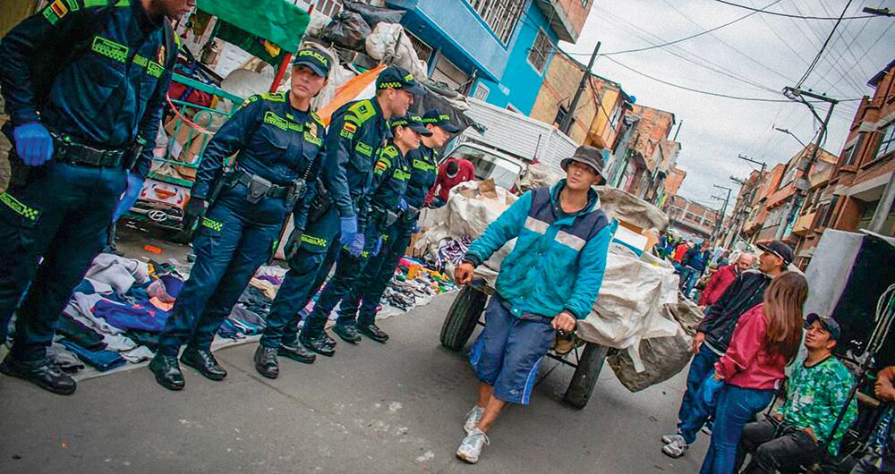     Las autoridades han adelantado varios operativos y golpes a bandas criminales como el Tren de Aragua, Los Camilos y Los Satanás en María Paz, en el sur de Bogotá, pero en la zona el común denominador siguen siendo el tráfico de estupefacientes, los hurtos y los homicidios. 
