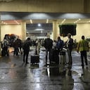 Imagen de varios pasajeros en el aeropuerto Benito Juárez, instantes después del sismo. El movimiento telúrico sintió con fuerza en partes de la Ciudad de México, lo que obligó a residentes y turistas a salir a las calles.