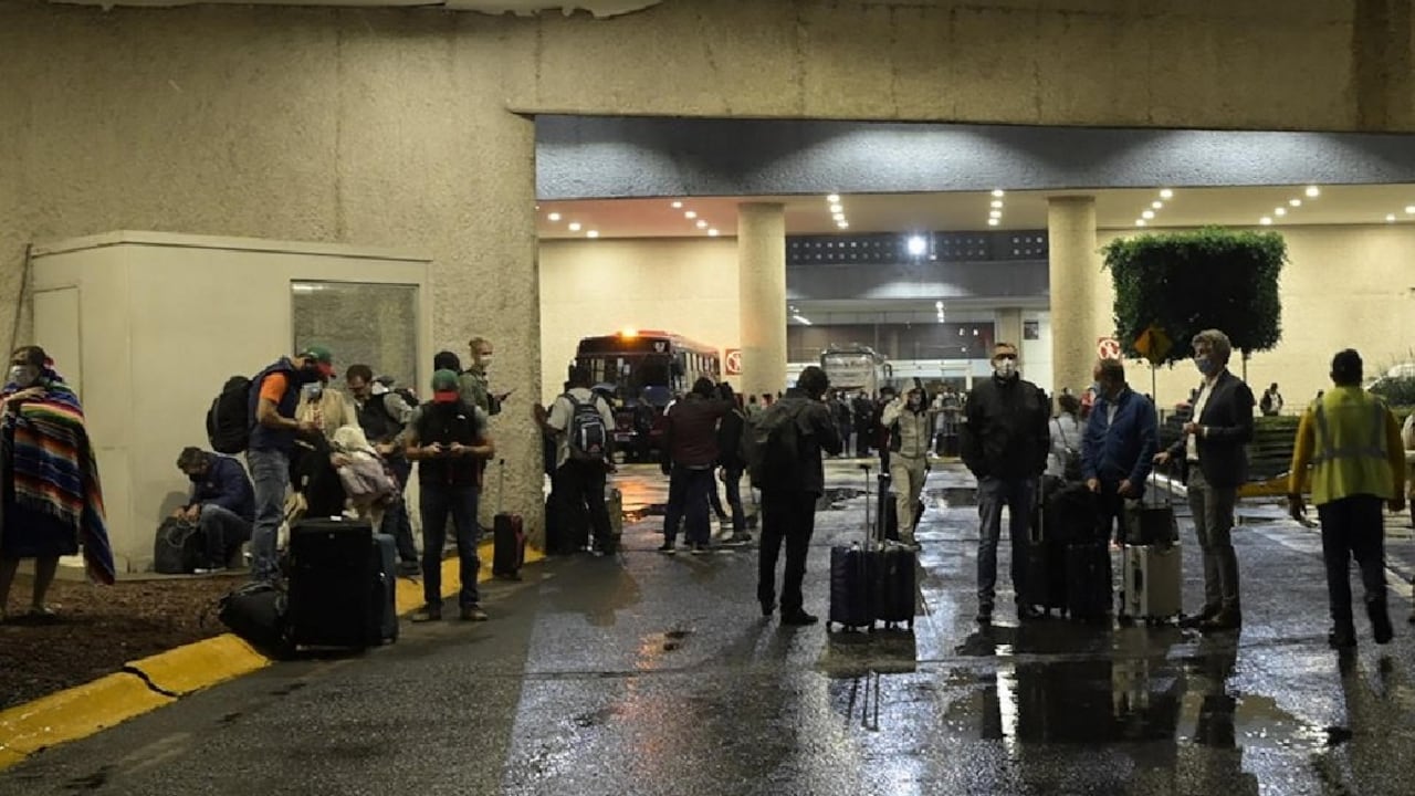 Imagen de varios pasajeros en el aeropuerto Benito Juárez, instantes después del sismo. El movimiento telúrico se sintió con fuerza en partes de la Ciudad de México, lo que obligó a residentes y turistas a salir a las calles.