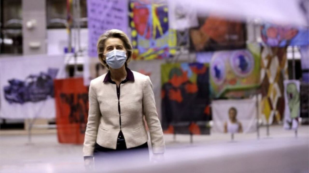 Ursula Von Der Leyen, presidenta de la Comisión Europea, se enfrenta al problema de hacer que las farmacéuticas cumplan sus compromisos.