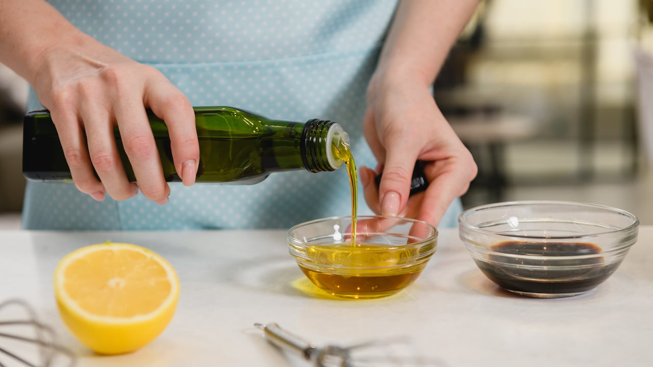 El aceite de oliva puede usarse para realizar diferentes labores y limpiezas en el hogar.