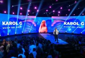Padre de Karol G recibe el premio de su hija a Mujer del año Billboard