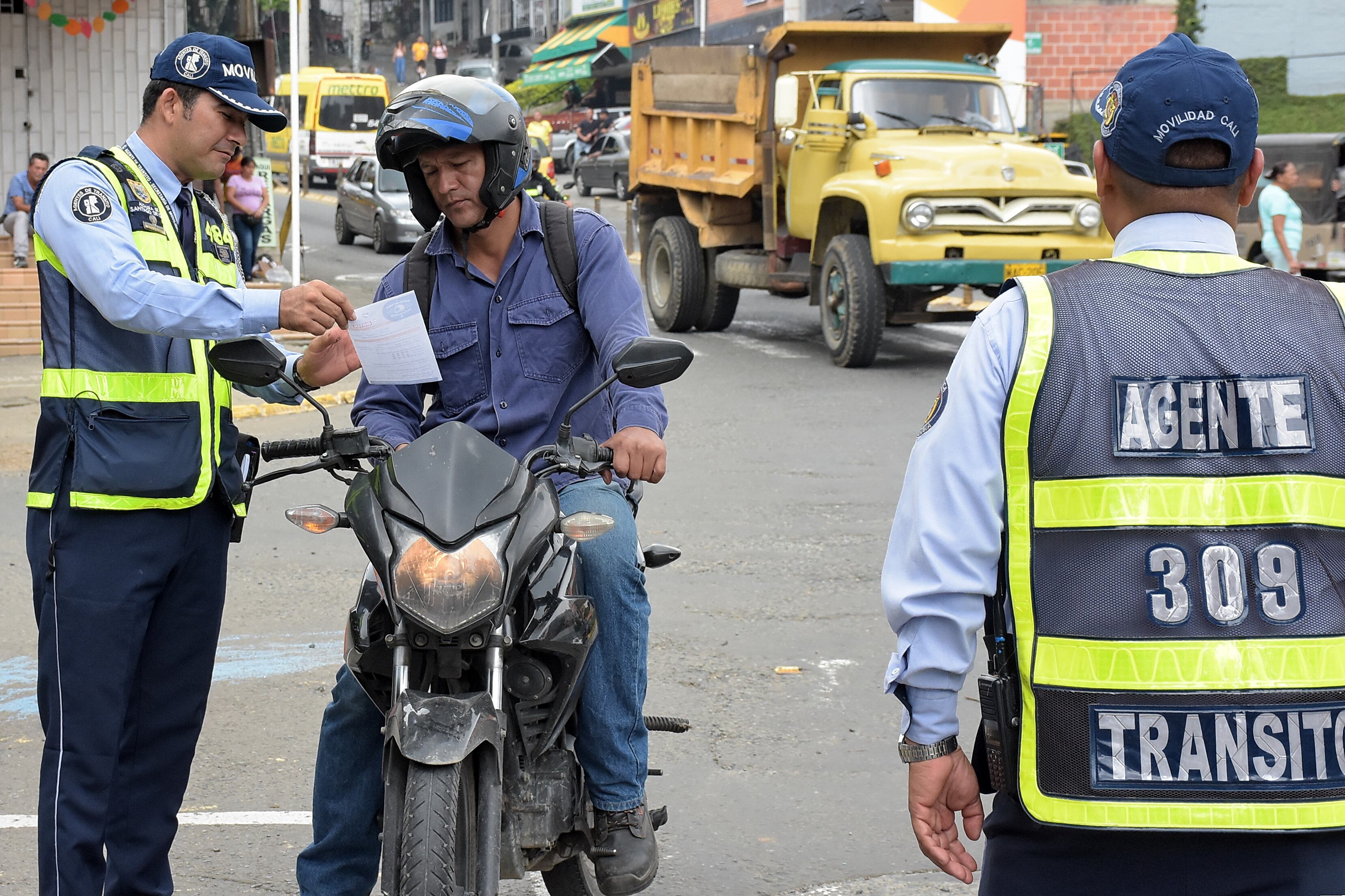 En la Portada al Mar, La Secretaría de Movilidad de Cali adelantó una campaña de conciencia en la seguridad vial, dirigida a los motociclistas, ya que son los Actores que más accidentes provocan en las vías.
