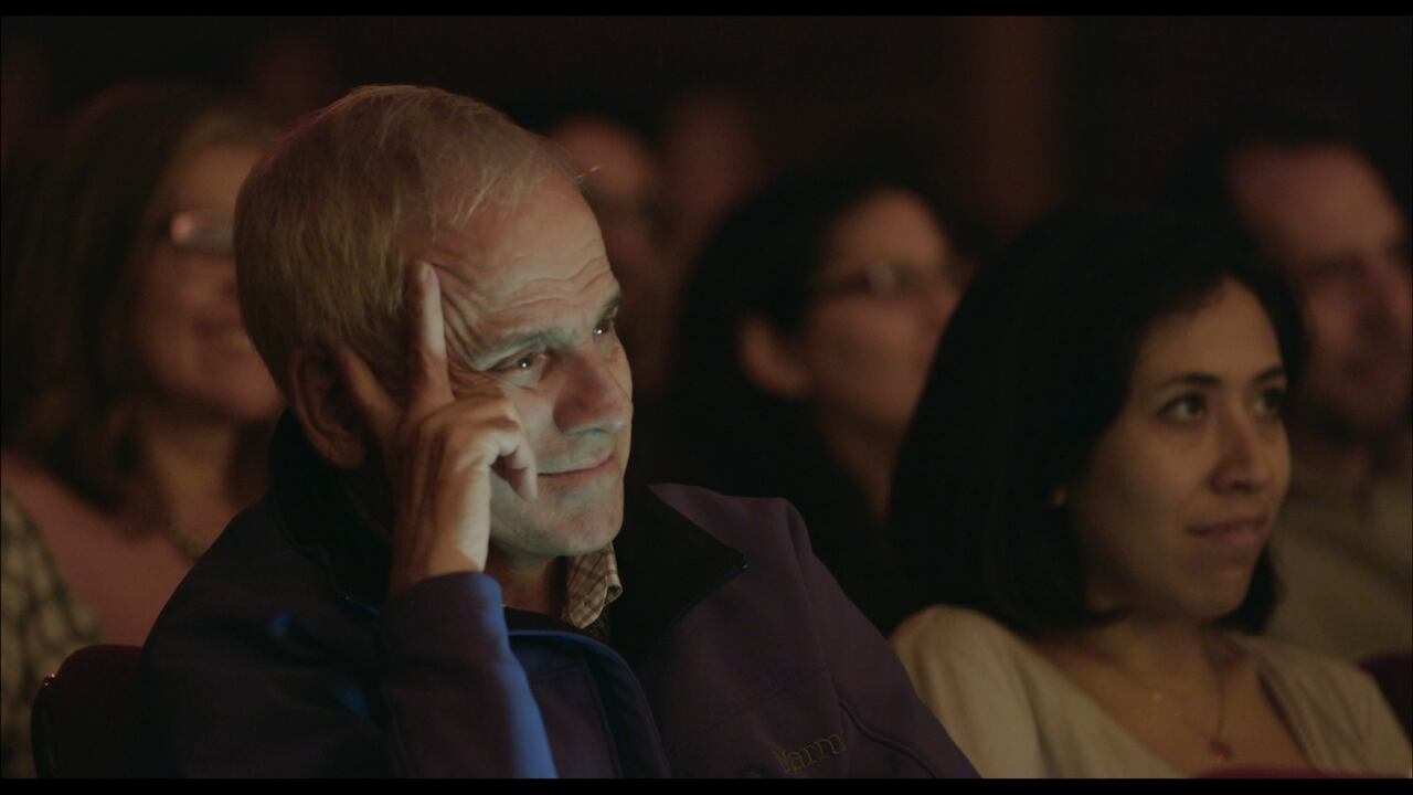 En 'La memoria infinita', de Maite Alberdi, seguimos a Augusto, un conocido periodista cultural chileno, y a Paulina, actriz y ex ministra de cultura. Han estado juntos y enamorados desde hace más de 25 años. Cuando la memoria de Augusto empieza a debilitarse, aprenderán a reinventar la forma de relacionarse entre ellos, haciendo evidente que el amor que se tienen y su sentido del humor son inquebrantabl