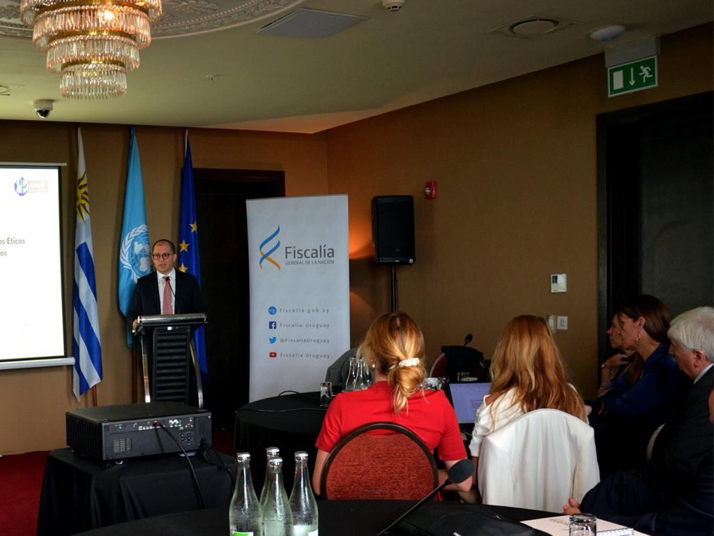 Fiscal Barbosa fortalece cooperación internacional con su homólogo de Uruguay; participó en el Grupo de Ética en Montevideo