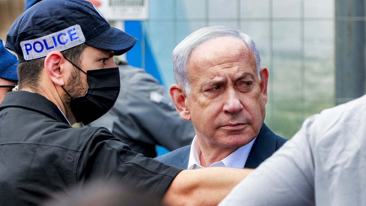 El primer ministro Benjamin Netanyahu visita el lugar de los hechos. (Photo by Menahem Kahana / AFP)