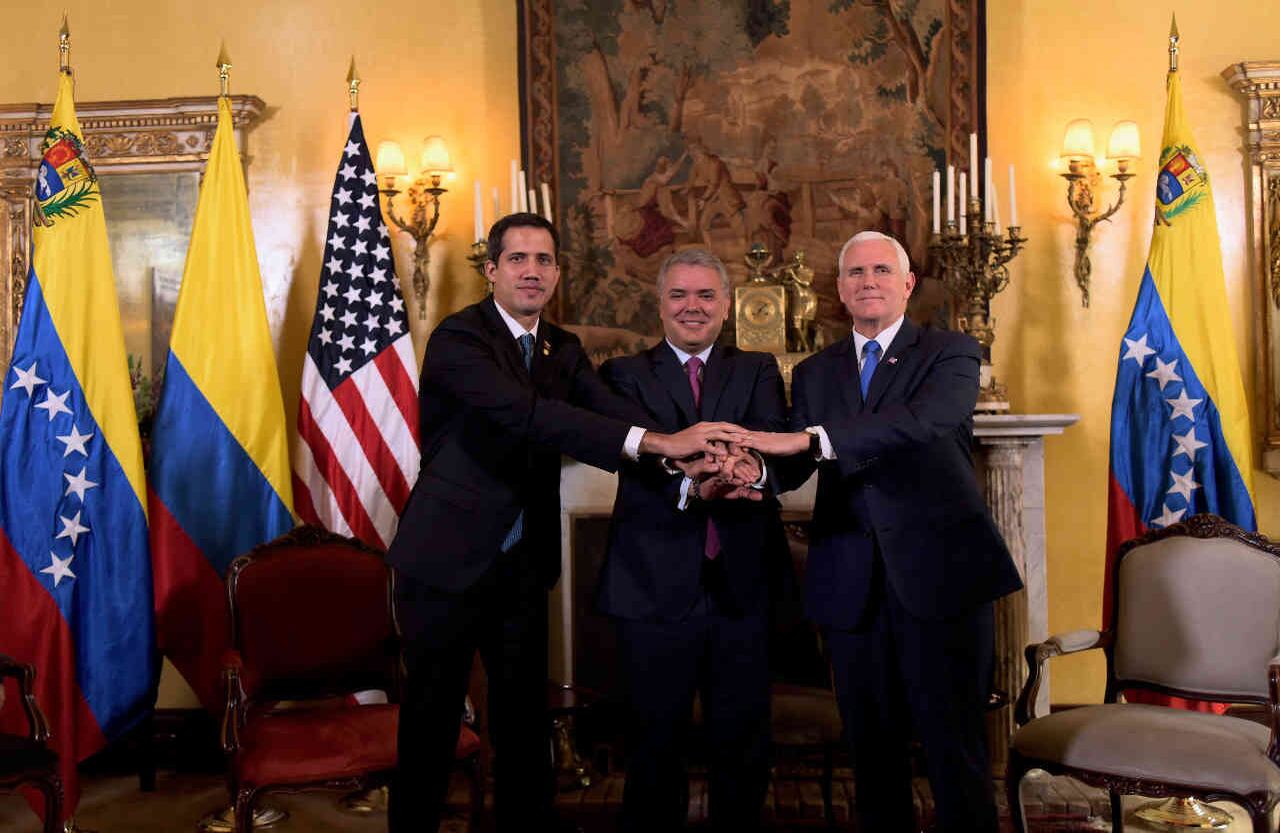 (24 de febrero) El grupo de Lima se reúne en Bogotá, esta vez con Juan Guaidó y Mike Pence, vicepresidente de los Estados Unidos. “No hay dilema entre la guerra y la paz, es la paz la que debe prevalecer”, dijeron los tres mandatarios luego de los conflictos del 23 de febrero. Mike Pence se refirió al incremento de la presión diplomática contra Maduro, que ha impuesto sanciones a 50 funcionarios venezolanos y a PDVSA.