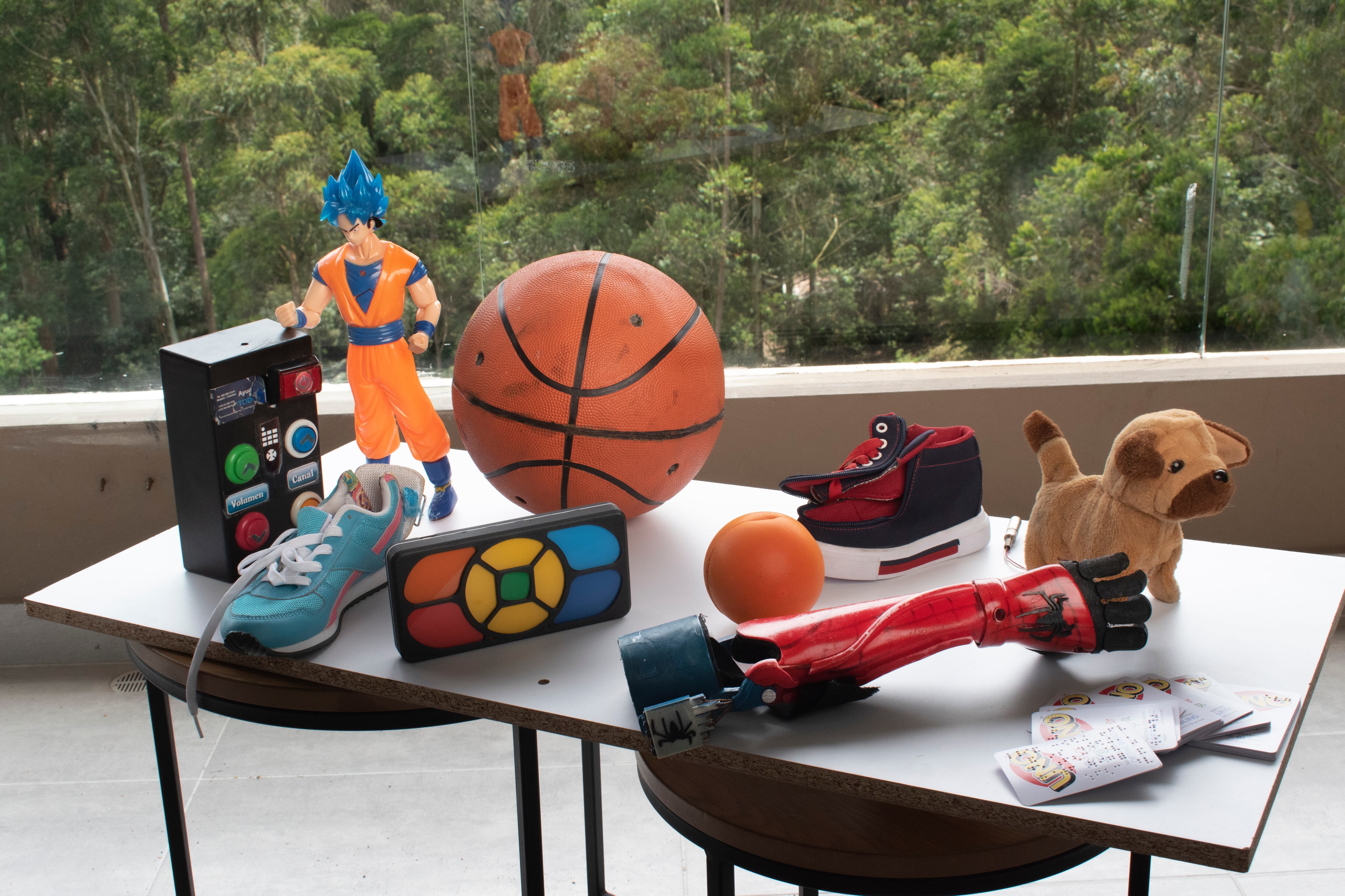 A través de su página web y YouTube, la Fundación Todos Podemos Ayudar enseña a miles a tomar objetos cotidianos y adaptarlos para personas en situación de discapacidad.