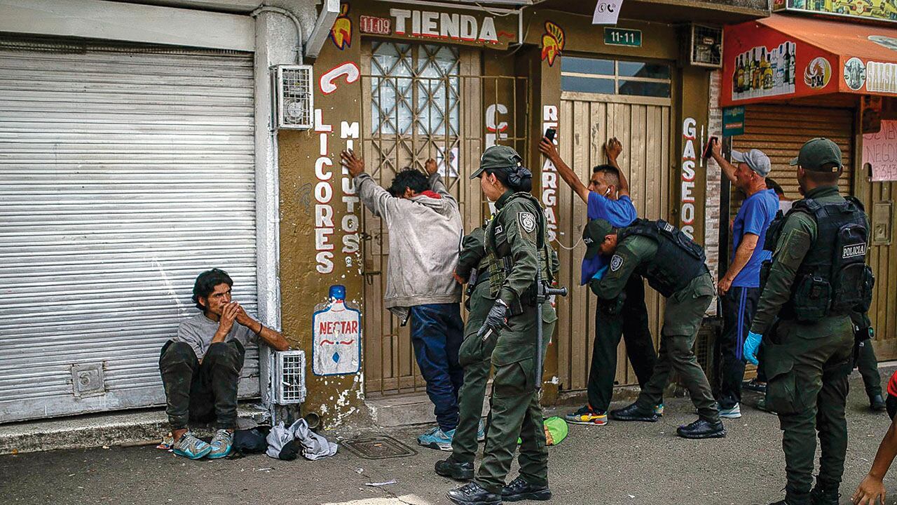 En el caso de la Policía, se alarmó por interferencias en operativos en Medellín y contra la minería ilegal en la zona rural de Antioquia.