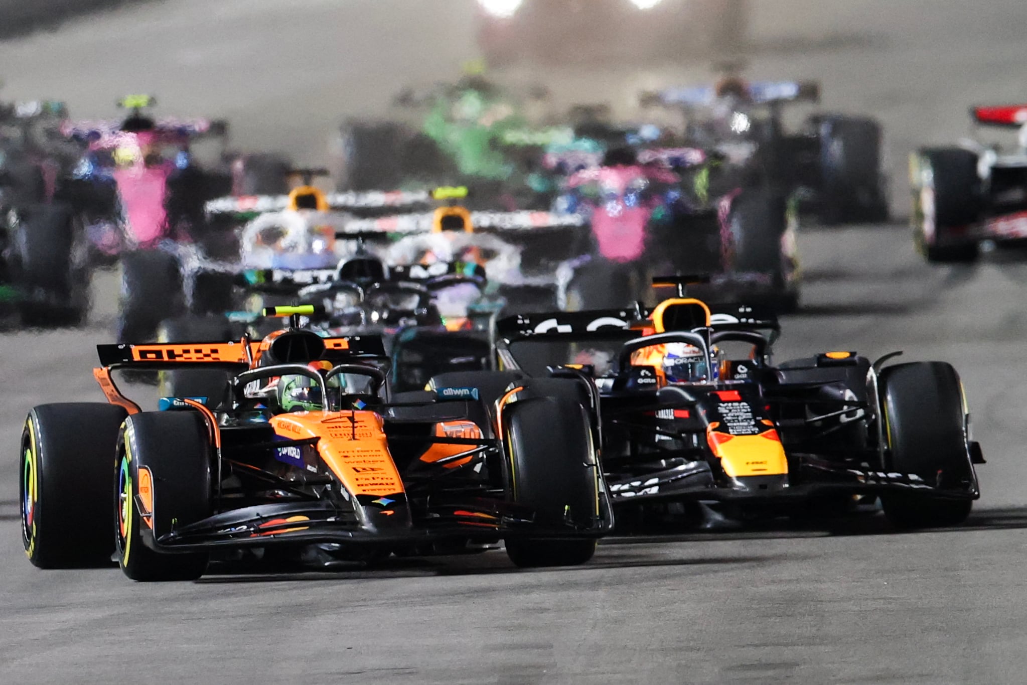 (I/D) El piloto británico de McLaren, Lando Norris, y el piloto holandés de Red Bull Racing, Max Verstappen, lideran el grupo al inicio del Gran Premio de Fórmula Uno de Las Vegas en el Circuito del Strip de Las Vegas, en Las Vegas, Nevada, el 22 de noviembre de 2025. (Foto de Patrick T. Fallon / AFP)
