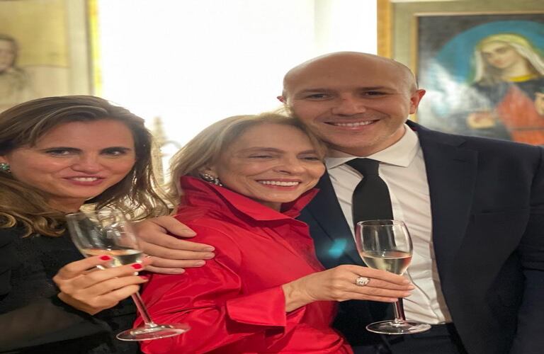 El médico Carlos Jaramillo Jr., hijo del esposo Carlos Alberto Jaramillo y quien abraza a la ahora esposa de su padre, Juliana Ruiz, y Katherina Bach.