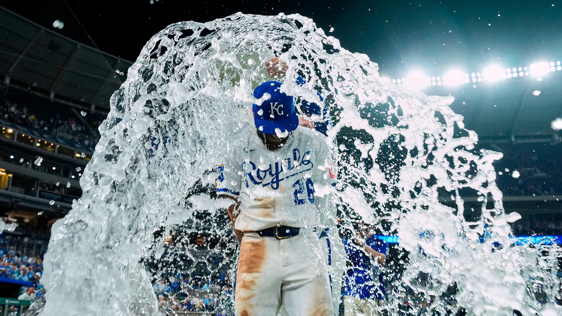 John Rave, de los Kansas City Royals, es rociado por sus compañeros de equipo después de su partido de béisbol contra los Cincinnati Reds.