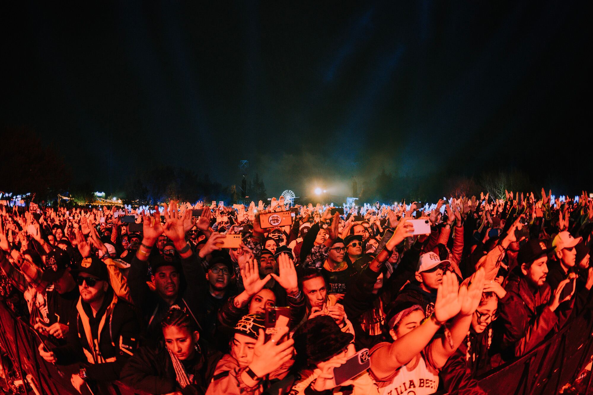 El público de Wu-Tang, llevado por las rimas quebradas de los varios MCs congregados por RZA y sus tornamesas.