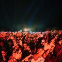 El público de Wu-Tang, llevado por las rimas quebradas de los varios MCs congregados por RZA y sus tornamesas.