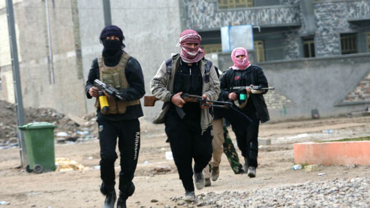 Civiles armados patrullan junto con el ejército en Fallujah, a 65 kilómetros de Baghdad, Irak, el 5 de enero del 2014.