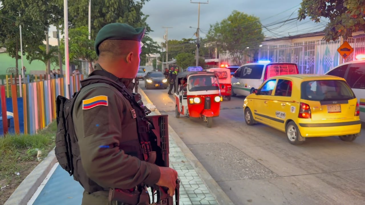La Policía de Barranquilla patrulla las calles de Soledad, Atlántico, por reiterados hechos de violencia.